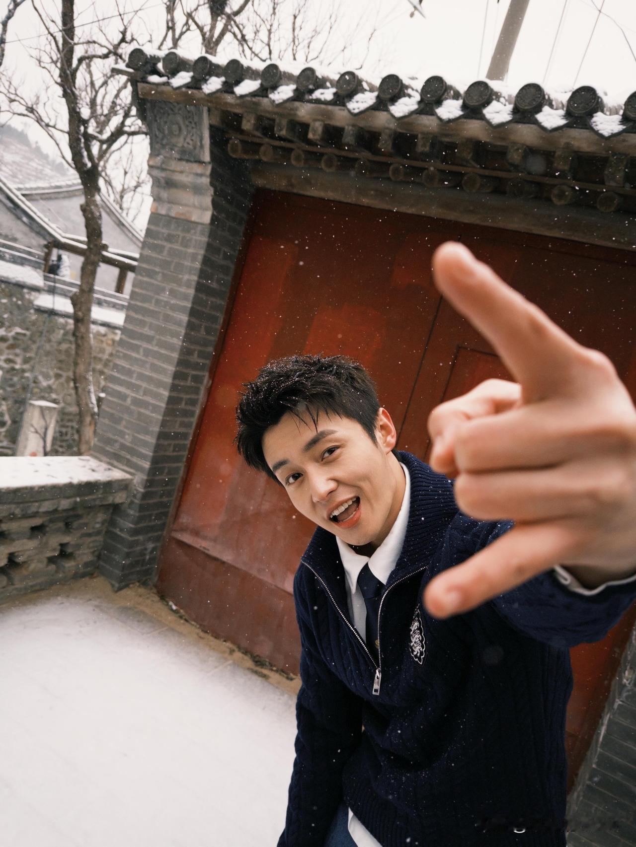 12月16日，翟子路更新动态，并发了17张照片，每一张都帅到极致。这几天有网