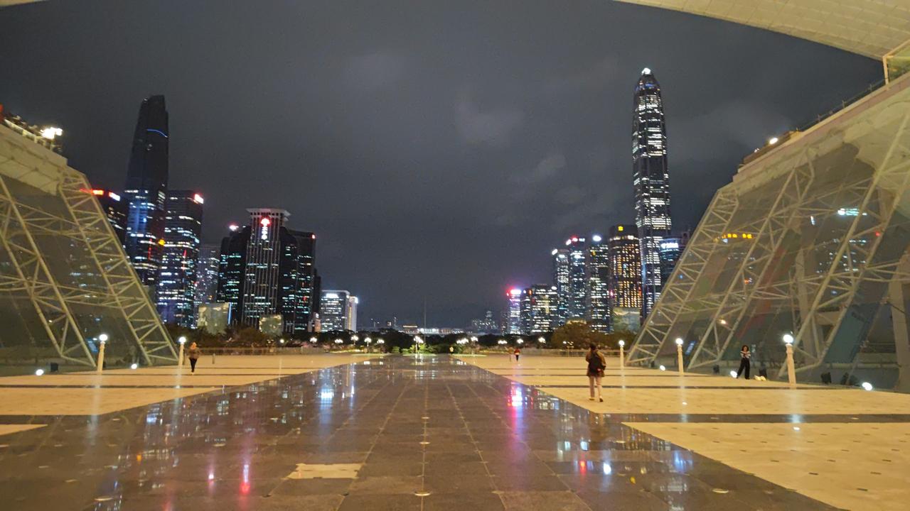 深圳CBD夜景，没有灯光秀和有灯光秀，完全是两种感觉，不过我更喜欢这种没有灯光秀