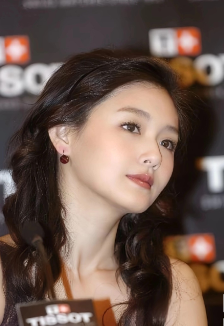 在大S长期遭受的网络暴力中，她的“勇敢”并非传统意义上的高调反击，而更多体现在坚