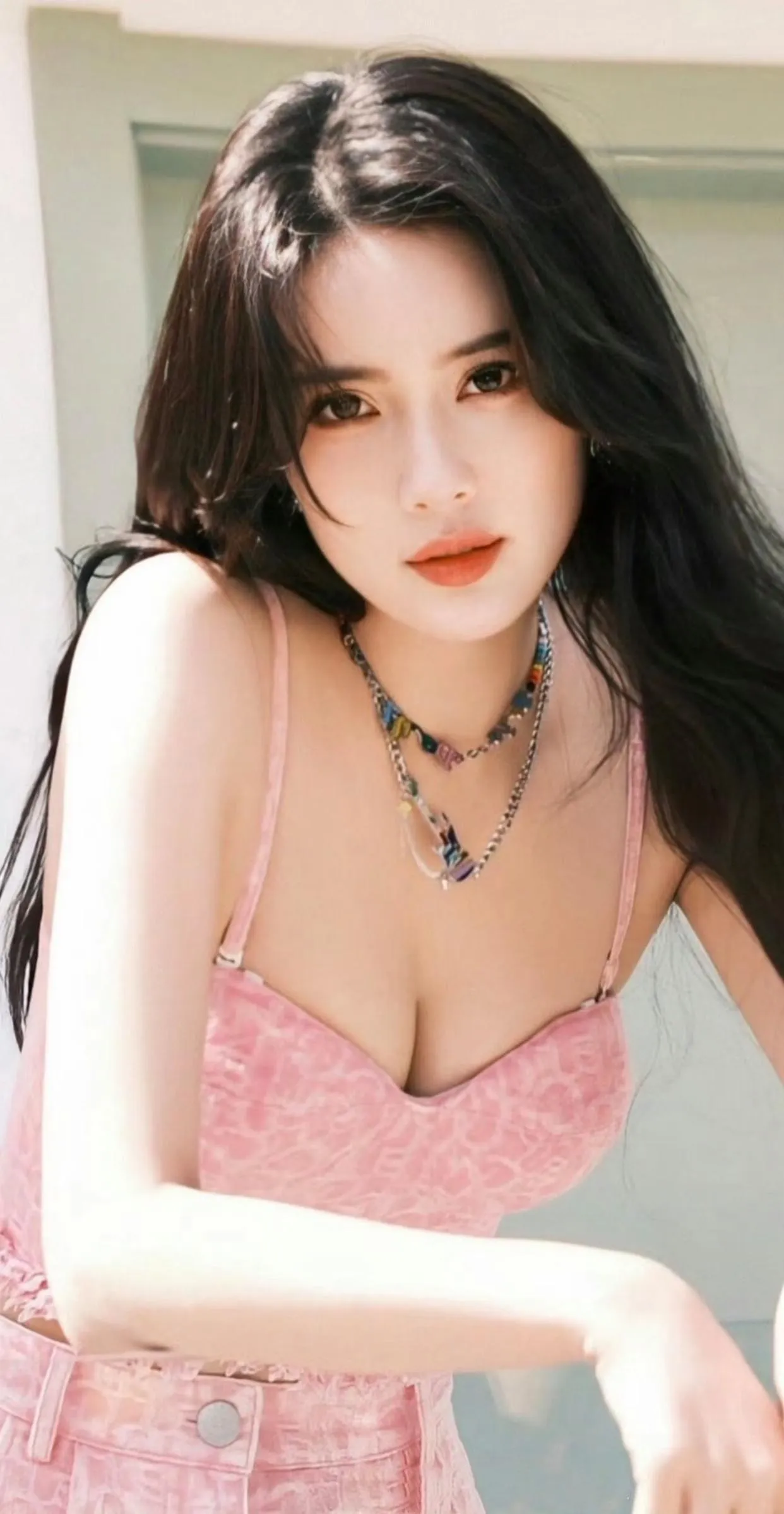 当红女星孟子义是一位非常著名，年轻漂亮，长相出众，演技优秀的演员，她凭借着自己的努力和磨炼演技，得到