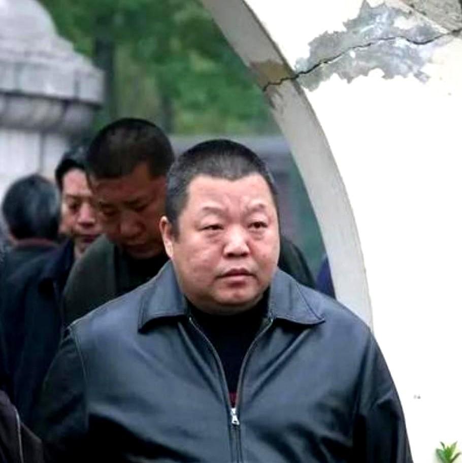 2018年，臧天朔临终前，屏退全部家人，包括他的妻子李梅，唯独留下了斯琴格日乐