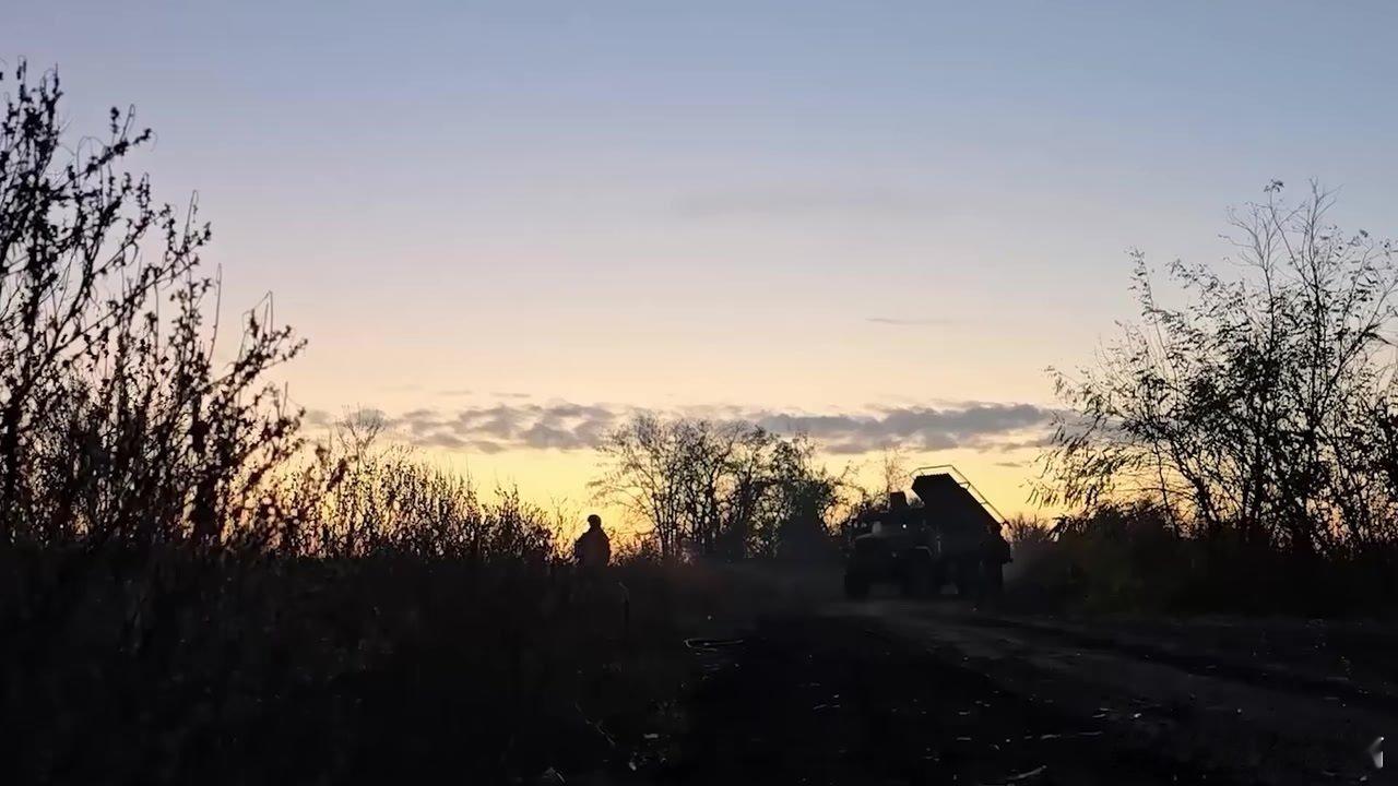 凤凰新闻【红军城战役彻底结束！残余乌军跪降无人机，俄军对顽抗者毫不留情】红军城战