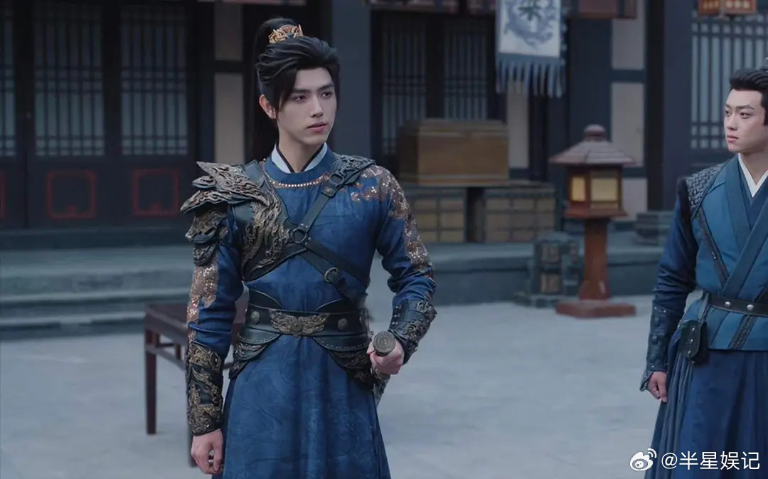 到底是衣服不合身，还是阿瑟胖了真的好紧身啊