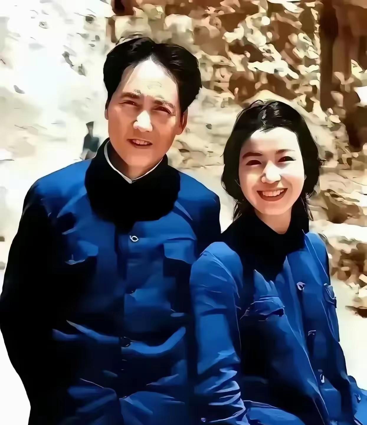 这张照片一直是历史爱好者们热议的焦点。画面里，毛主席与身旁的女伴并肩而坐，