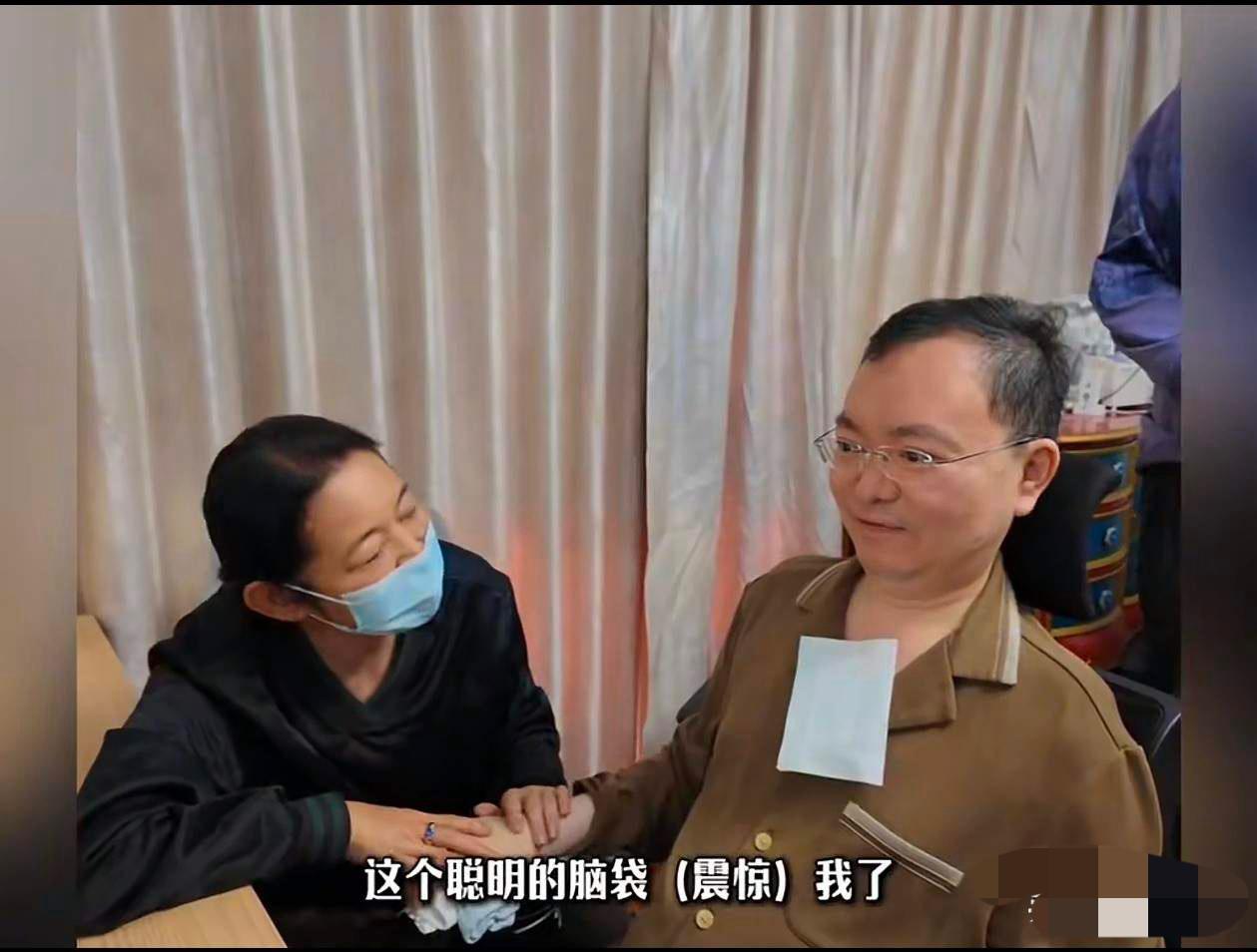 今天刷屏的就是蔡磊，不是病情好转，也不是药物有突破，而是倪萍拖着病体专程来看