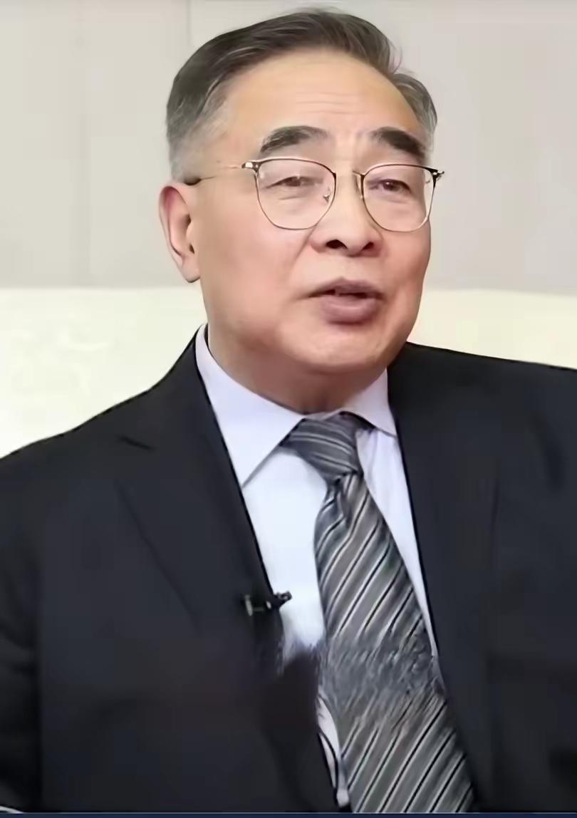 中医名家张伯礼说：“把自己当傻子，傻吃，傻喝，傻睡。只要能吃好，睡好，保