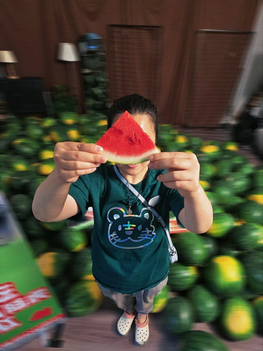 陆虎回应送250吨西瓜🍉请你吃吴克群和陆虎的瓜报告！在北京的第一批吃瓜群众