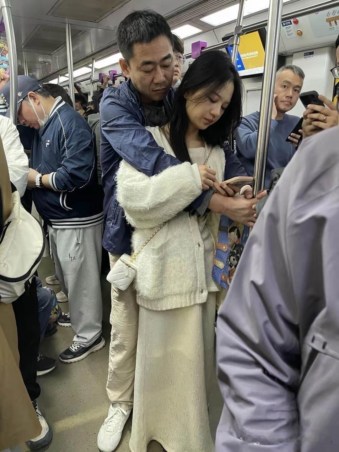 大叔一脸宠溺，女孩生无可恋￼￼