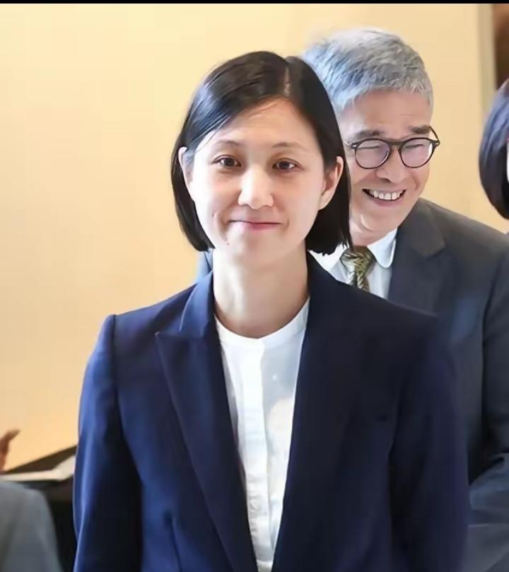 马英九的大女儿马唯中，今年46岁了。你可能听说过她，因为有个挺夸张的称号叫“全