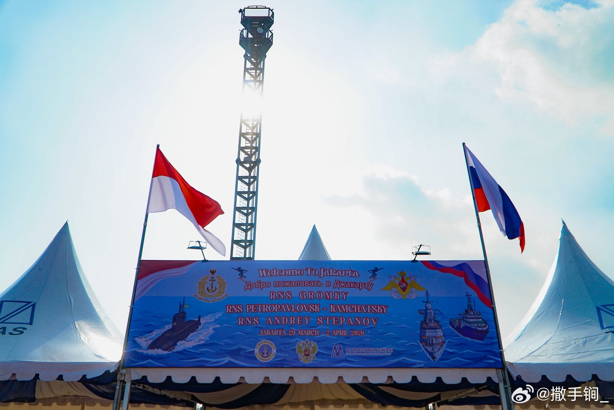 俄太平洋舰队335“响亮”号护卫舰、B-274号潜艇（636.3型）及一艘油船昨