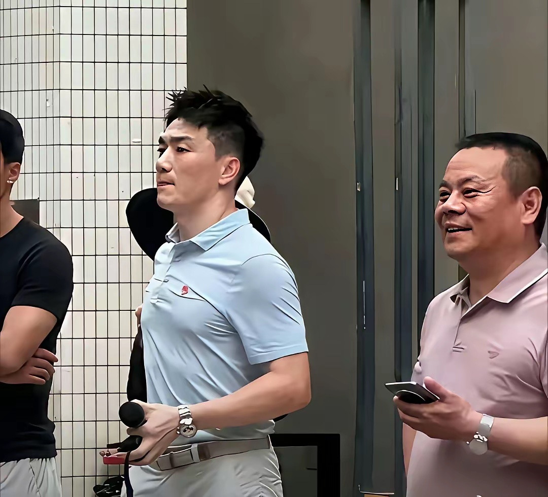 看到张馨予老公何捷的生图，阳刚正气，孔武有力​​​
