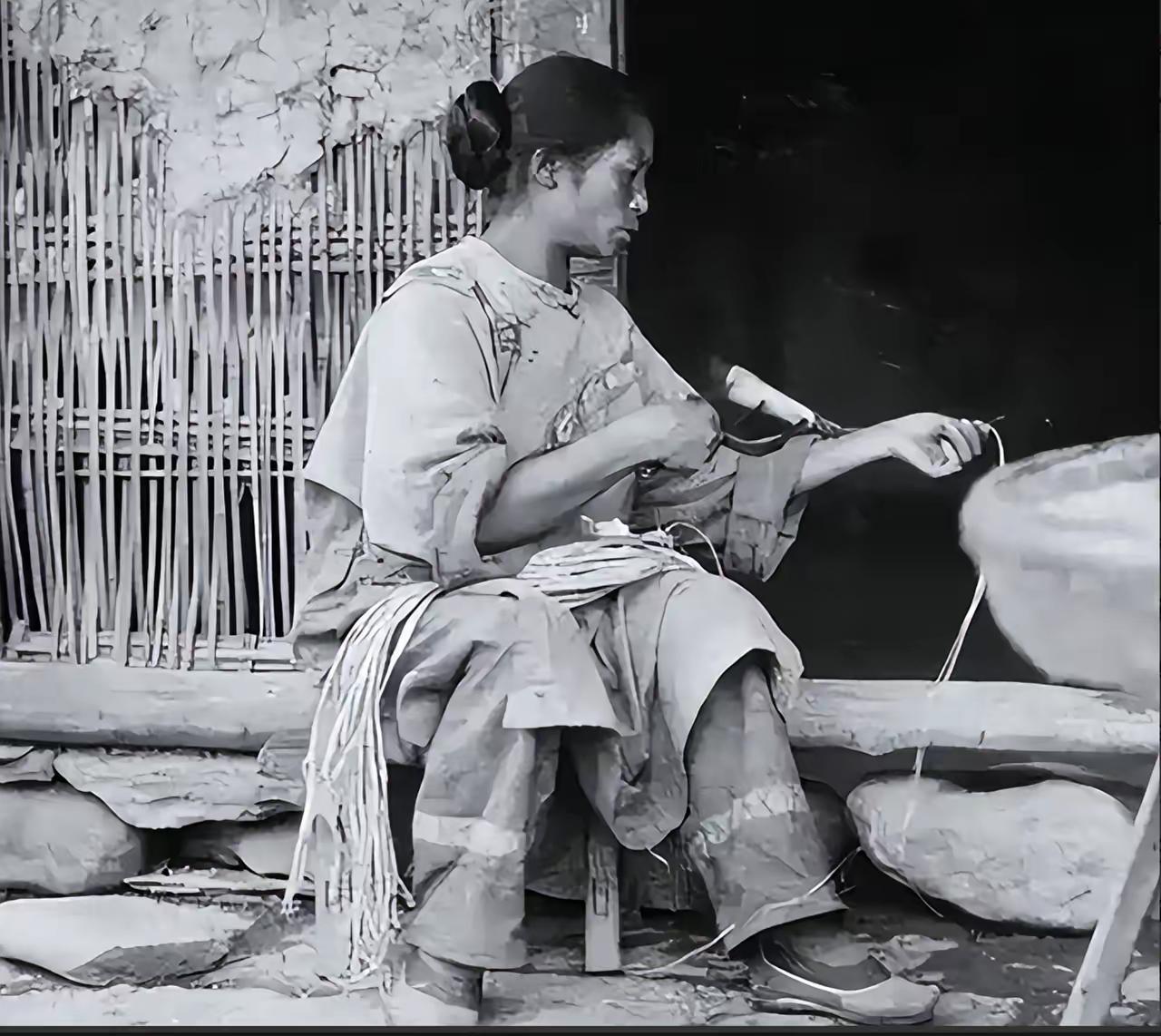 1978年，浙江黄岩县。一名特务留长发，穿老妇衣服，隐匿29年。谁知，一个5岁小