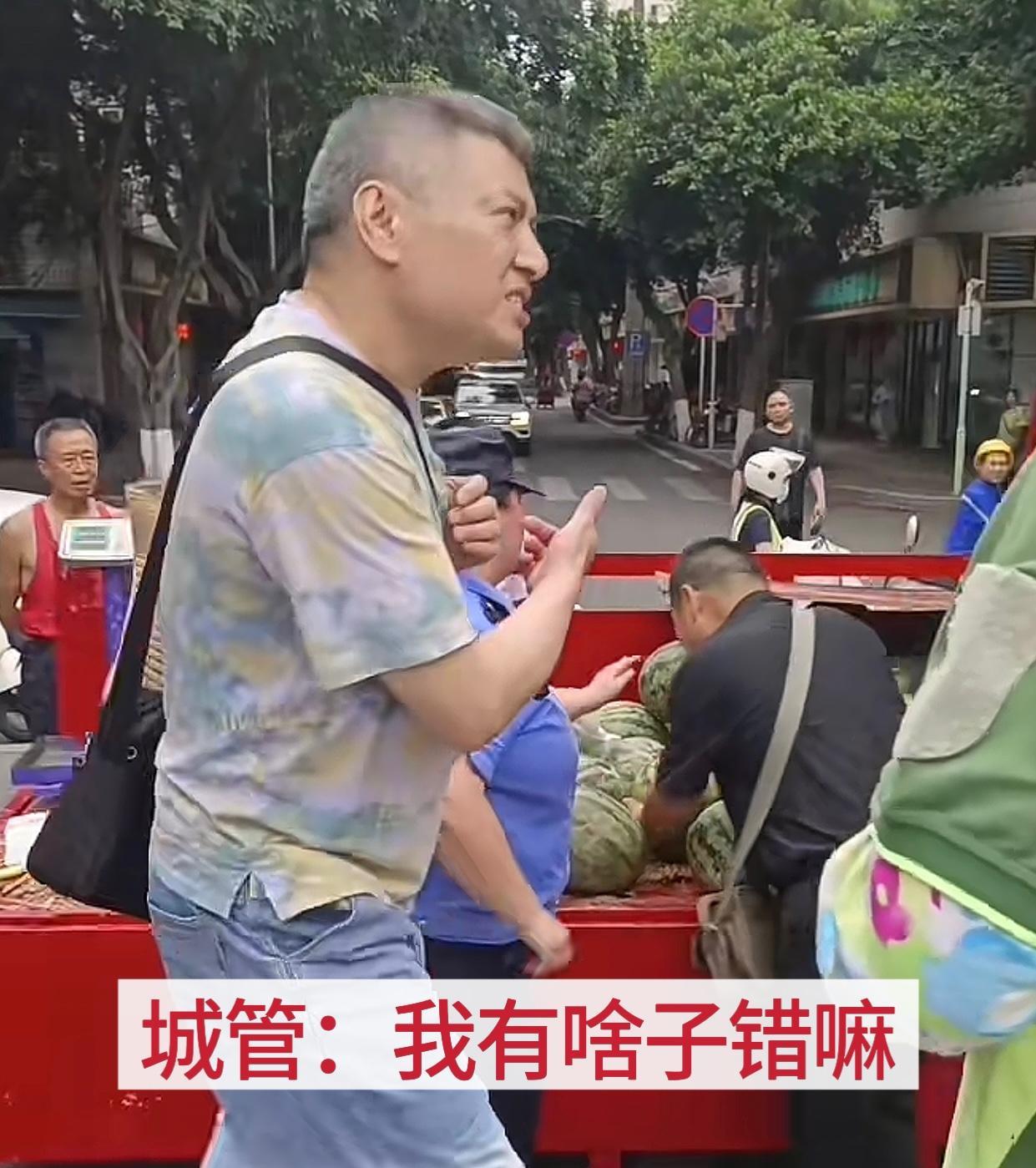 四川成都，一位城管大姐正努力劝离一个占道卖瓜的西瓜摊，摊主一听不干了，气的把车上