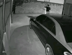 丈夫怀疑妻子不忠，一路尾随，果然发现妻子红杏出墙。看见妻子与男子甜蜜相拥，丈夫气