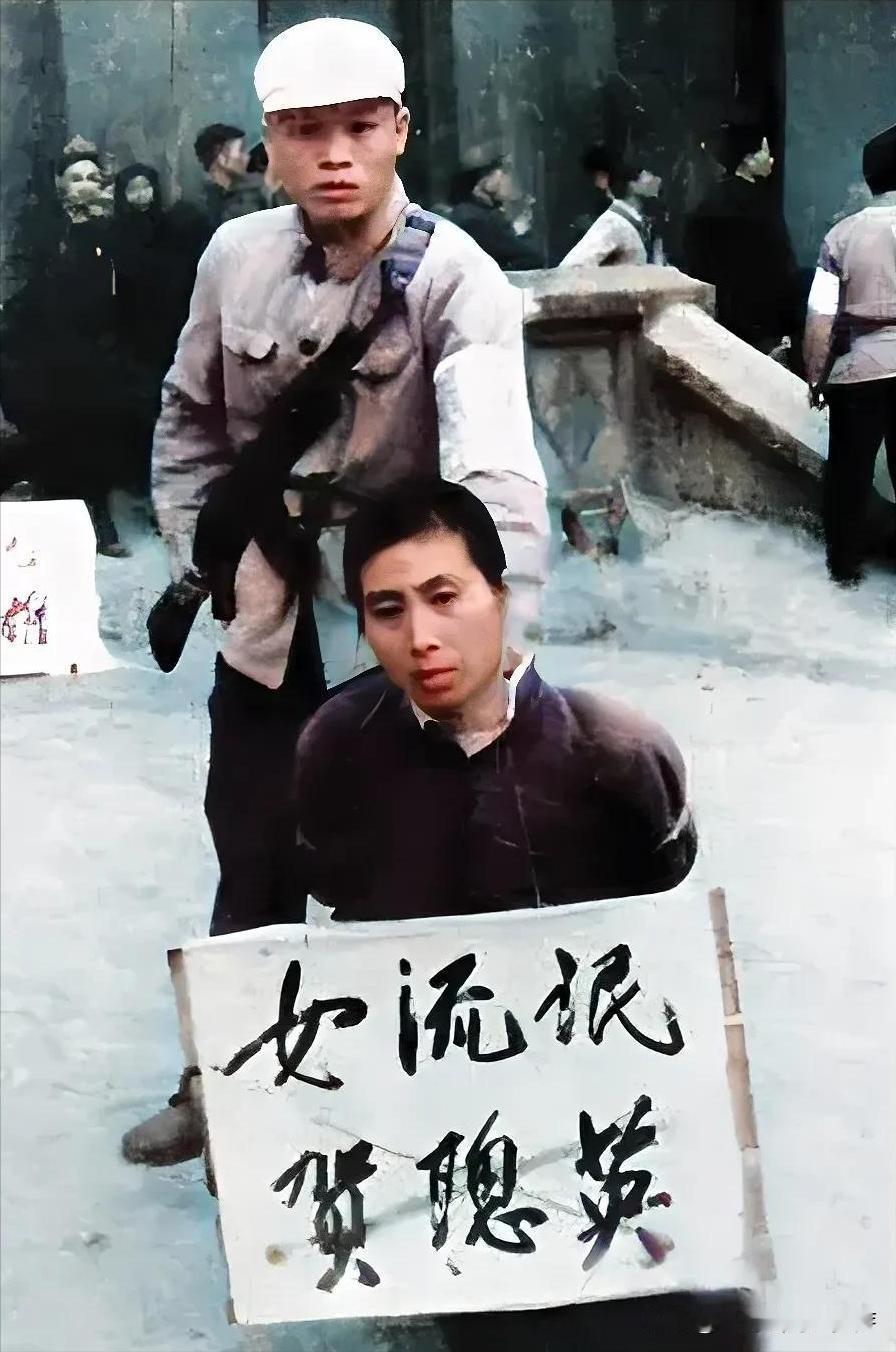 1967年，山东青岛，＂女流氓＂贺聪英在公审大会上被宣判死刑，在听到这一声宣判后