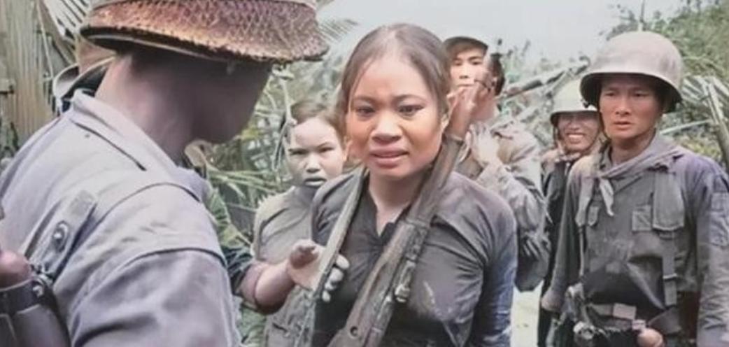 1965年，越南丛林里，20岁的女游击队员阮林清被美军注射了一种奇怪的药。她以为