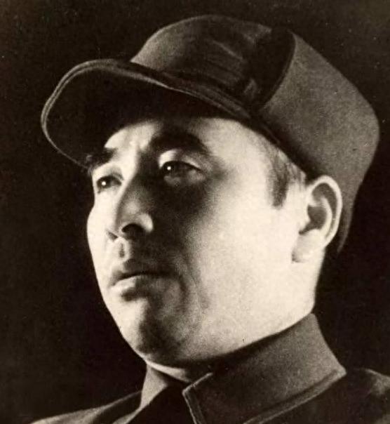 1949年他只是师长，六年后参加授衔，却意外和昔日老领导一同被授予中将军衔！1