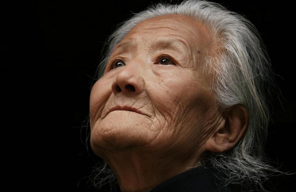 这就是妈妈，只有妈妈的爱这样厚重绵长。朋友妈妈前几天检查出肺癌，大夫直接告