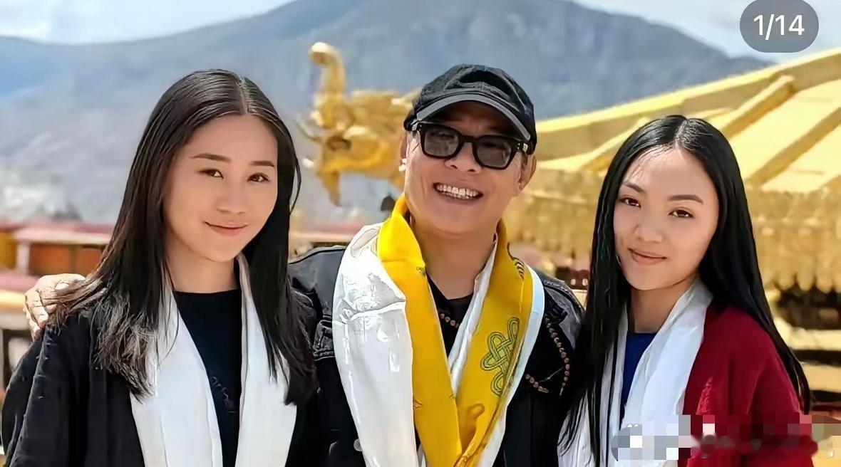 李连杰有四个女儿，与前妻有两个女儿，与利智也有两个女儿。最近，他晒出乖乖听二女