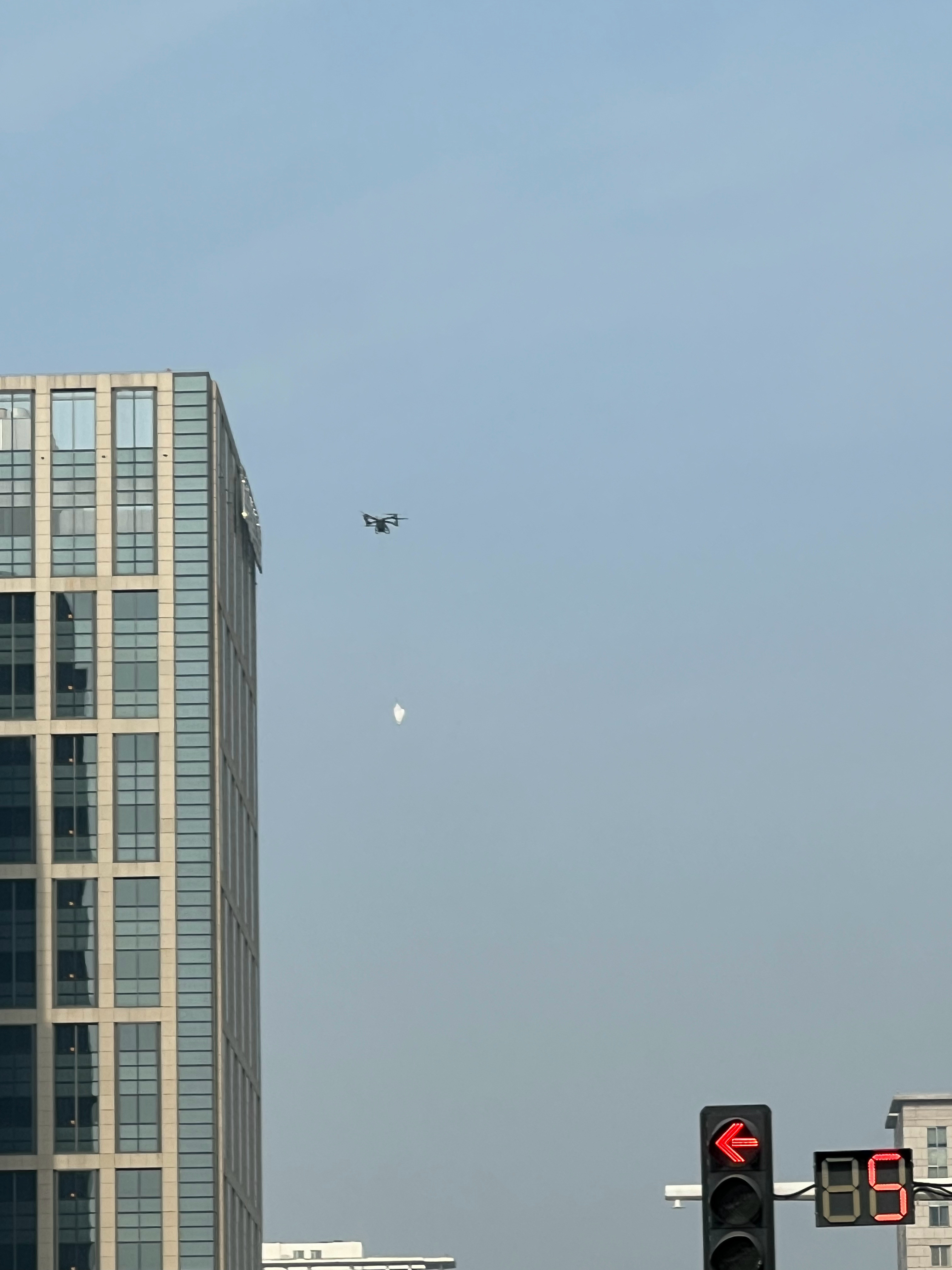 这大号无人机开始送快递了？​​​