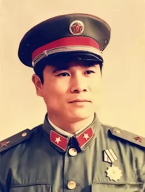 1979年，黄招强奉命护送伤员撤离，途中，他发现队伍中多了几个陌生面孔，就端着枪