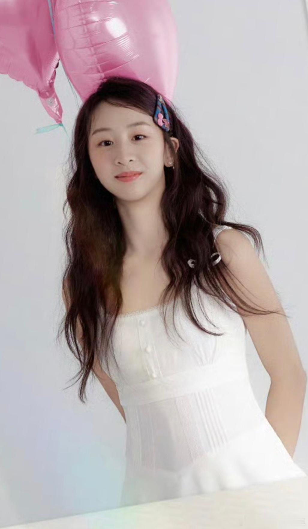 森碟18岁了森碟18岁生日写真森碟18岁了，最新生日写真里，森碟一头蓬松长发，