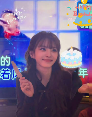 田曦薇和闺蜜在KTV庆生谁懂这种氛围感！田曦薇和肖露在KTV庆生，简简单单的