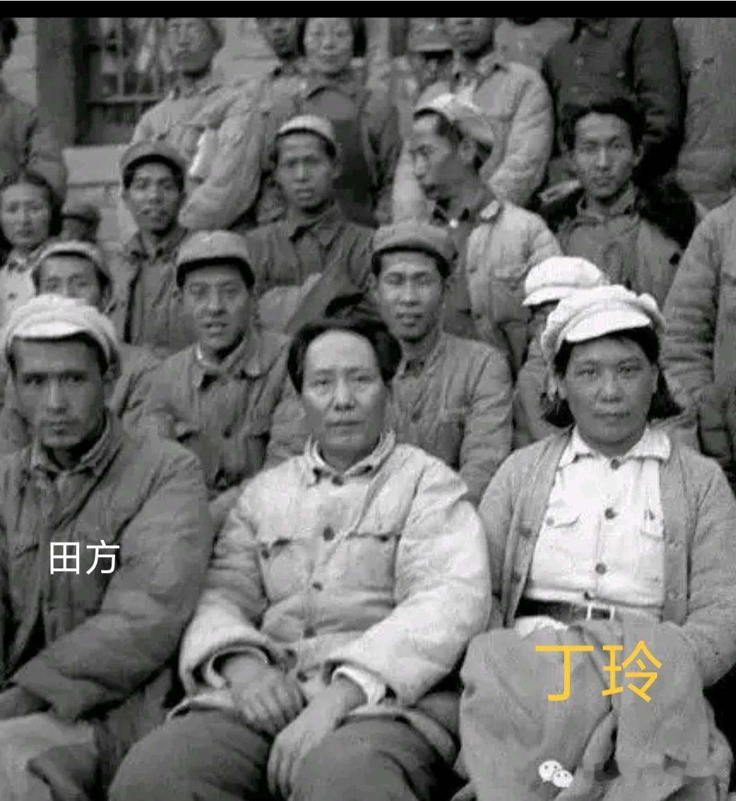 142年，毛主席在扬家岭大礼堂举行了一次文艺工作者坐谈会会谈结束后。摄影师吴印咸