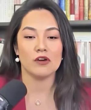 一场节目里美国嘉宾张口闭口“我们是自由贸易国家”，结果李菁菁一句反问：那怎么不让