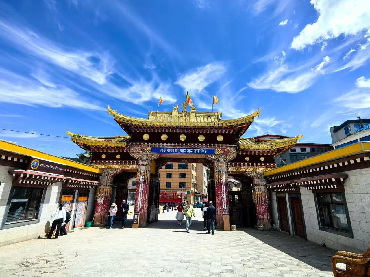 郎木寺是一个神奇的镇子，被白龙江划到两个省份：四川和甘肃，于是这里有两座藏传寺庙