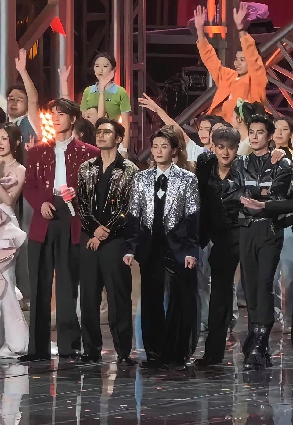 张凌赫是人群里唯一穿薄底鞋的！！