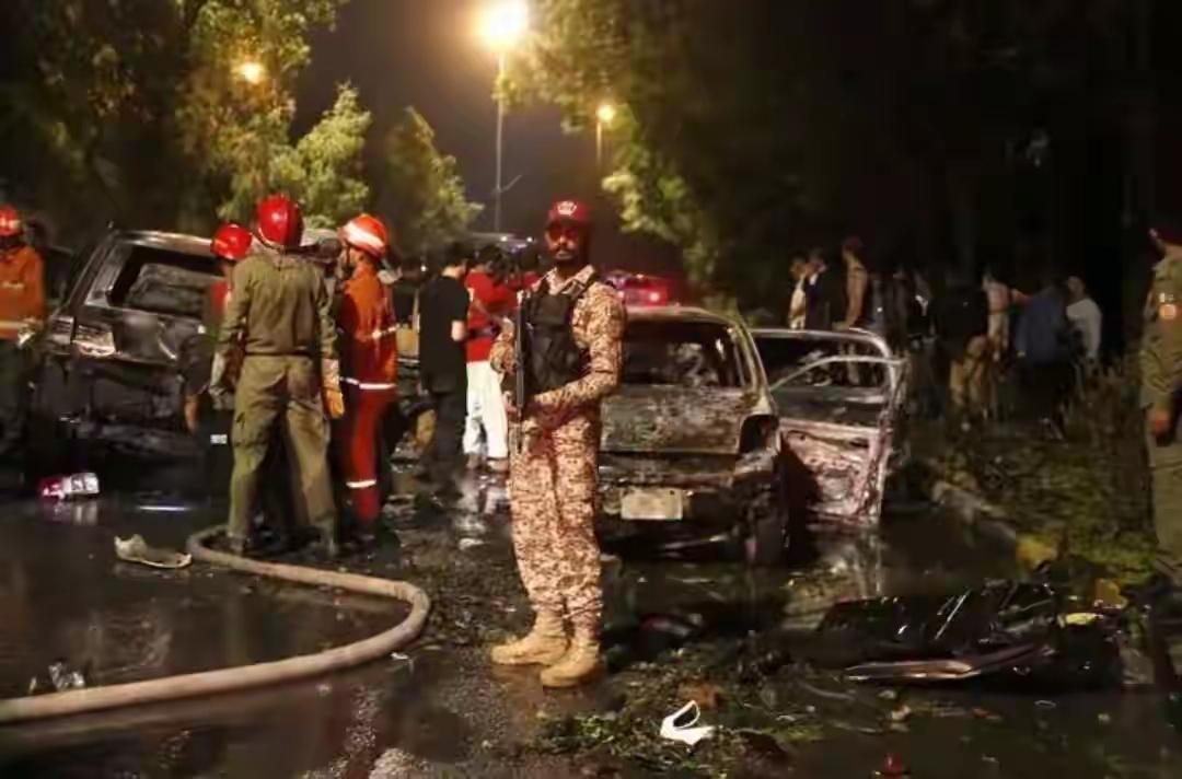 不知袭击者有何居心？短短不到20小时，印度和巴基斯坦先后发生爆炸事件。更具有讽刺