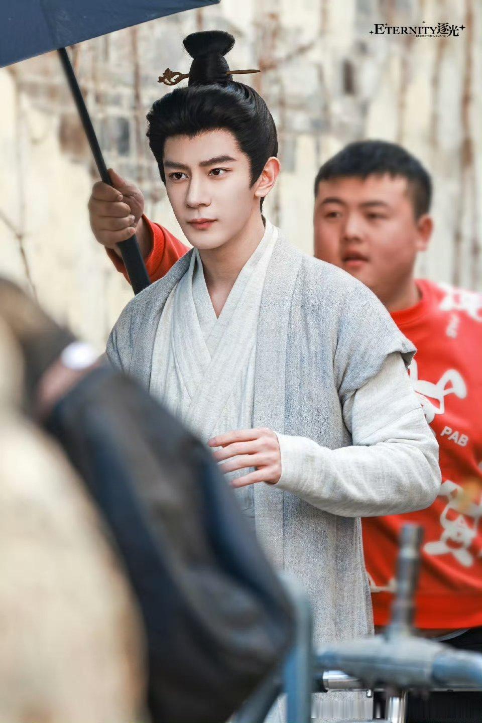 夏之光金吾不禁第一天上班路透，怎么就突然开始捂脸了吾皇，就这么帅的可爱着