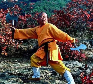 2005年，40岁的释永信手持两把板斧练武。这并非释永信刻意摆拍照。他确实身怀一
