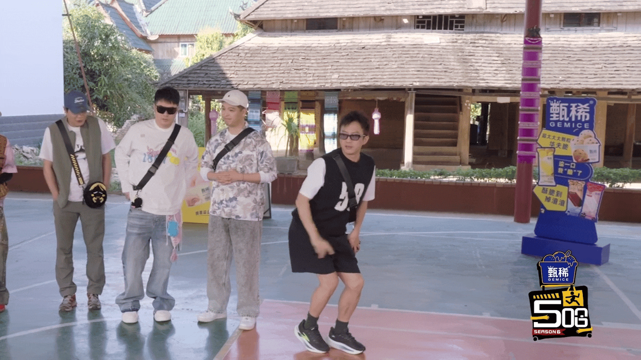 邓超跳孔雀舞被说像鸡和鸵鸟哈哈哈哈哈邓超这孔雀舞跳得，孔雀看了都得沉默。他自己挺