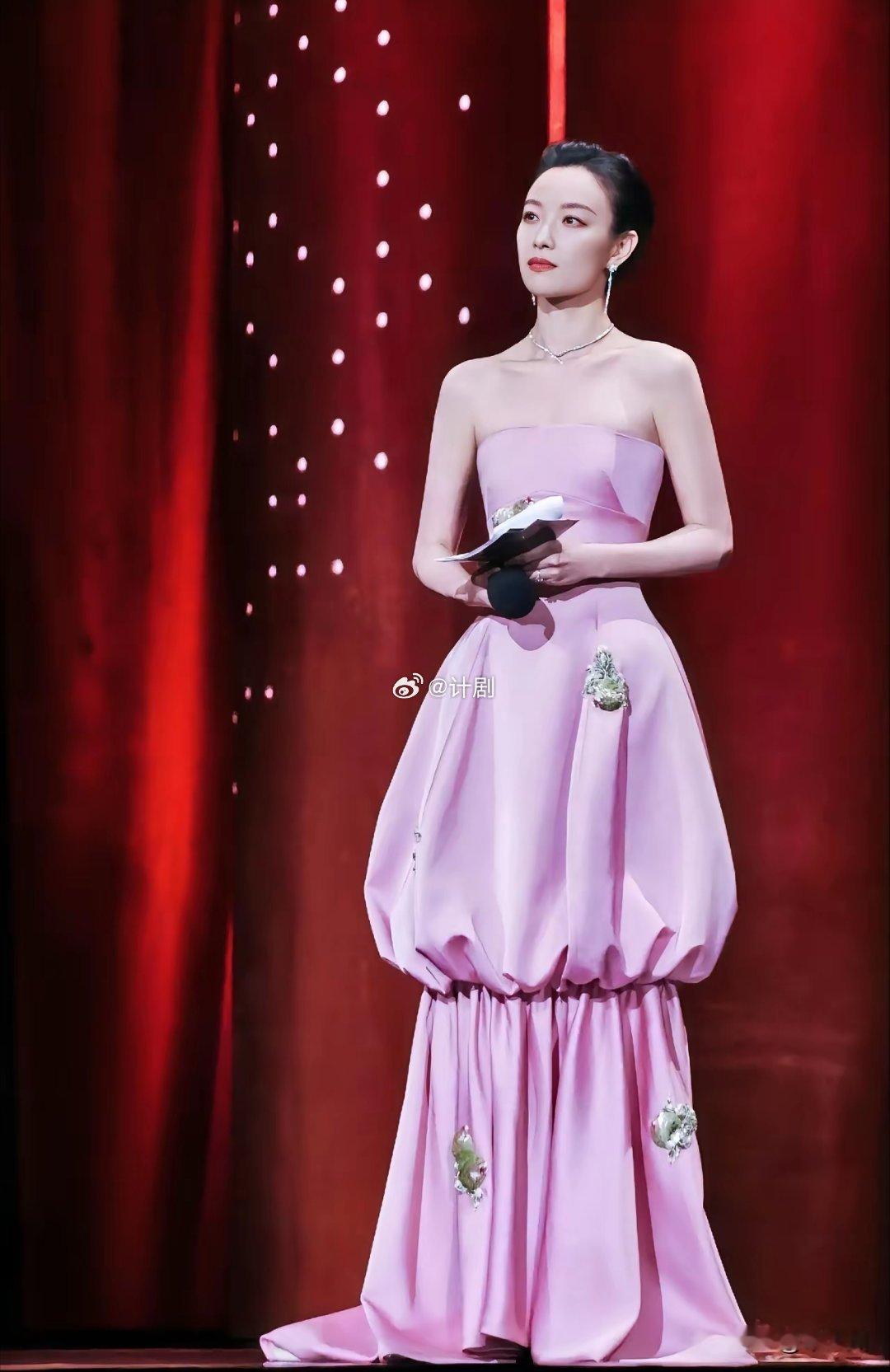 这次金鸡奖活动最让我惊艳的不是宋佳，也不是易烊千玺而是倪妮！整场颁奖活动我都看了