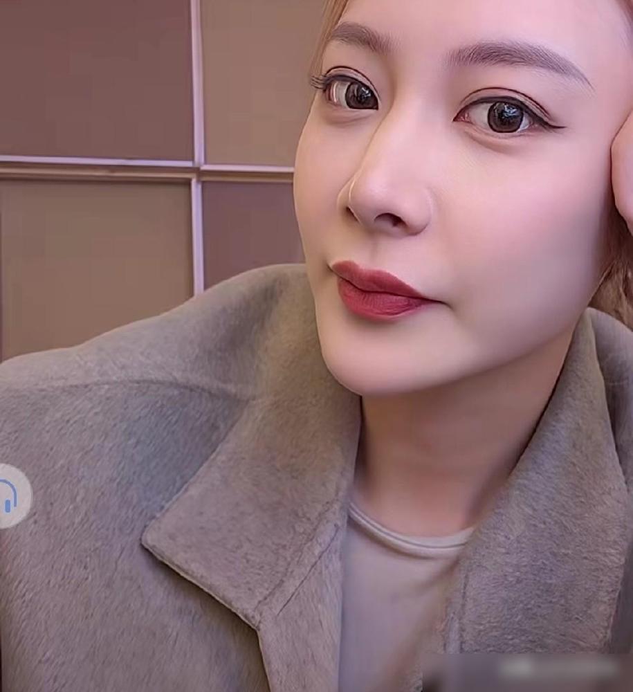 曲肖冰自夸：我是醋王这辈子“前女友”的天花板！大概意思就是，她在网上跟人吐槽