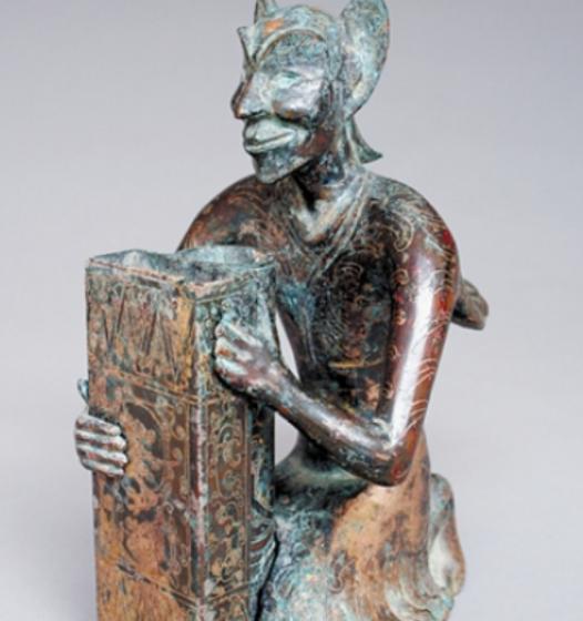 1987年，洛阳机车厂工地炸锅了。一个工人满身是泥从坑里爬出来，捧出个长翅膀、竖