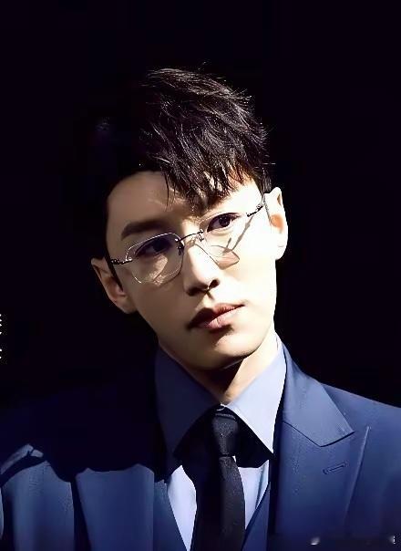 简直离谱！男主角吭哧吭哧拍了120多天，他20天杀青直接去放假了。结果《轧戏》一