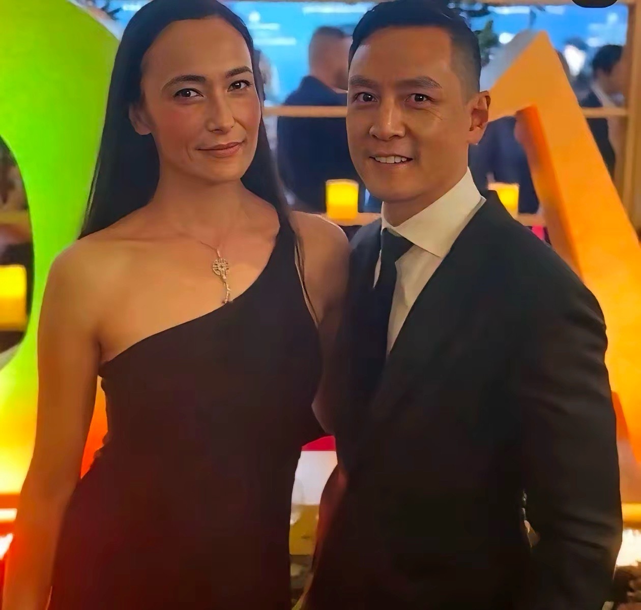 吴彦祖夫妻俩是长得越来越像了，简直就像一个模子刻出来的