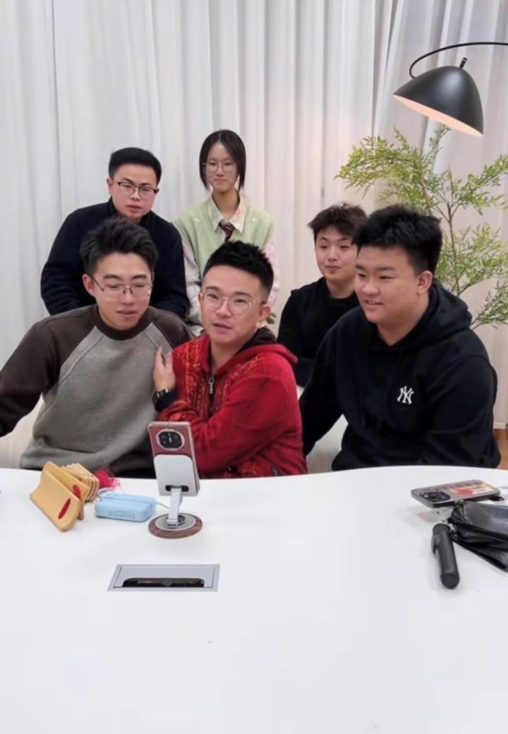 好家伙，曹云金徒弟李春艺这直播，可真是把人看明白了。直播间刚过1000人，他突