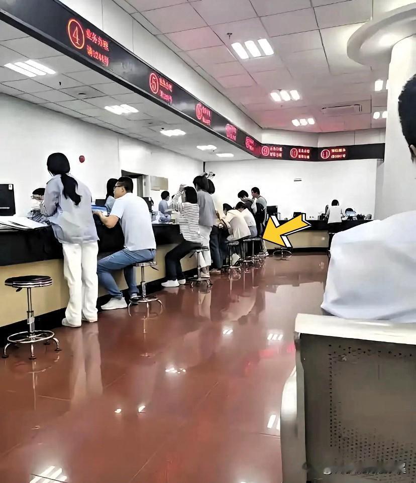 我姑妈在社保局上班，今天特意叮嘱我：如果35岁以上没稳定工作的人，要慎重选