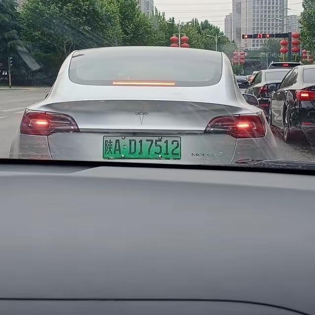 我朋友说，开电车三年，他学会了一门新技能——去哪都先看电量。前阵子他跑长途，