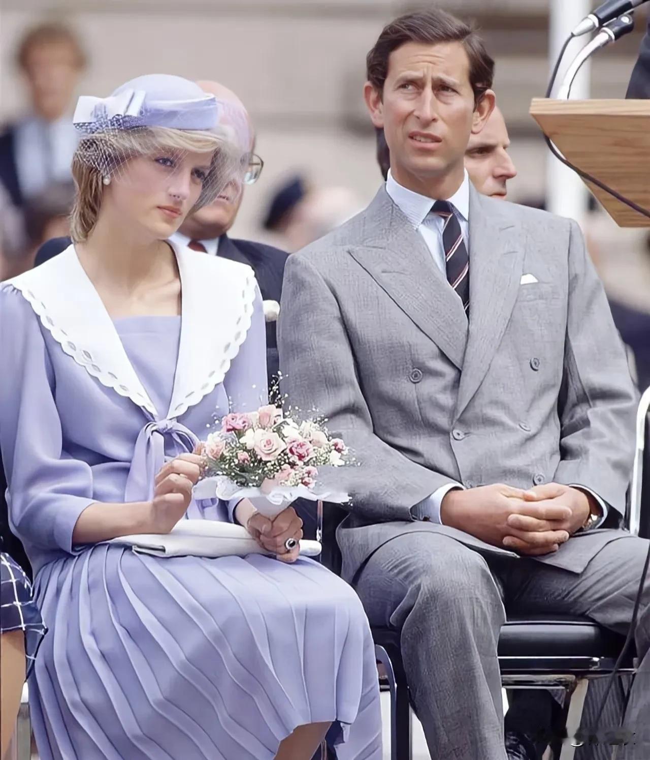 最能装的是查尔斯，因为查尔斯不爱戴安娜，戴安娜当时只有19岁，她纯洁得就像一张白