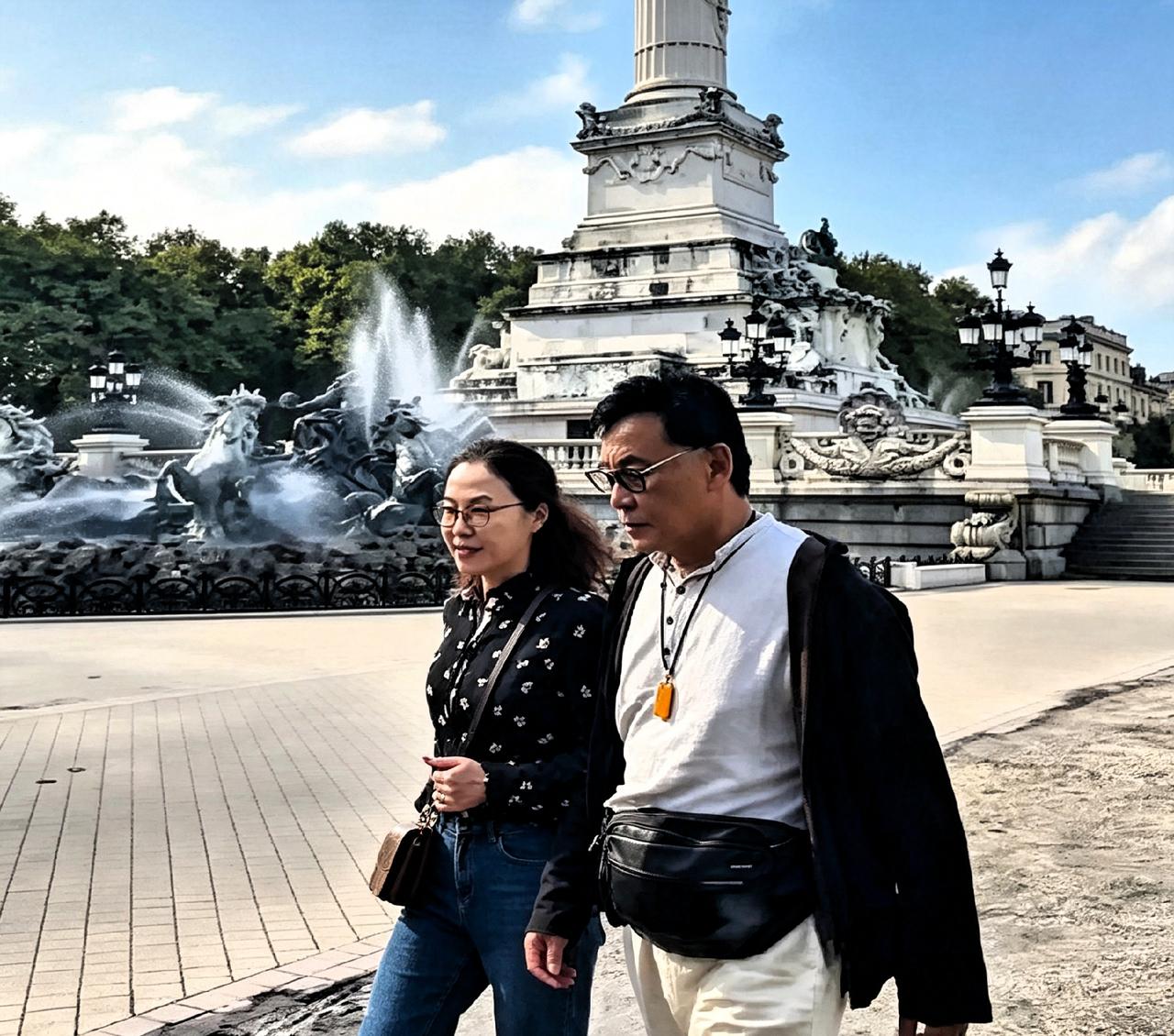 在法国波尔多街头，碰见李国庆和媳妇手牵手压马路。俩人穿得挺随意，边走边聊。到了这