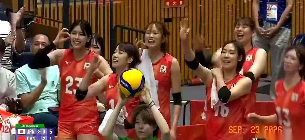 第三局记分牌打到10比2，日本队主教练阿克巴什带着替补席直接站起来又蹦又跳了。
