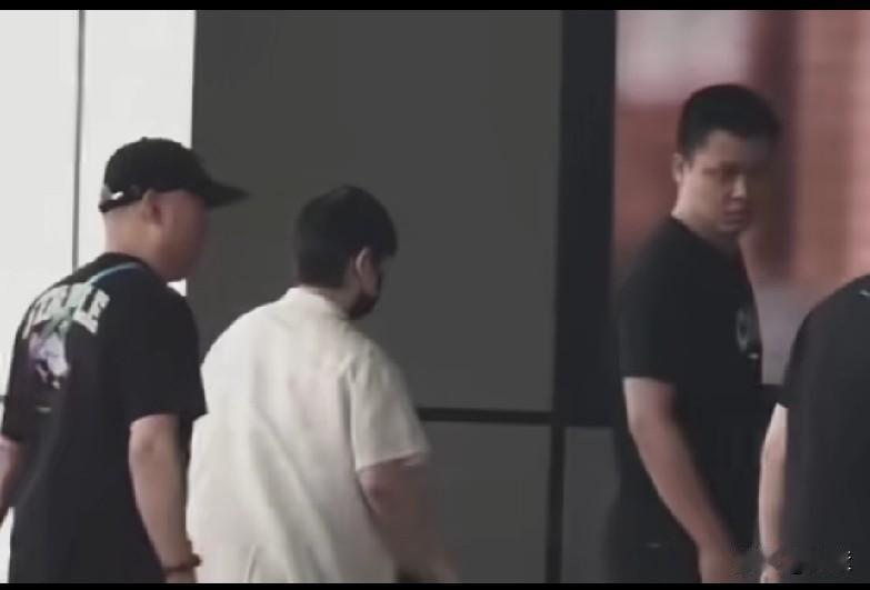 莎莎从长沙回北京的时候，是她的河北教练小杨教练亲自送去机场的！小杨教练是真的