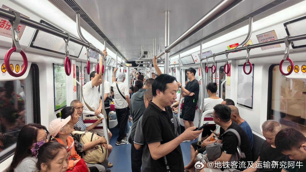 重庆轨道交通网友：2026年7月7日（周二）06:43分，重庆地铁9号线，花