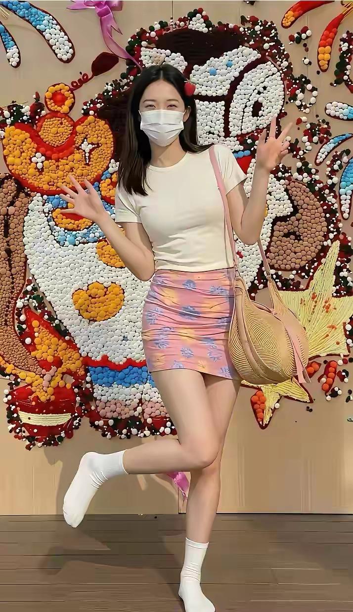 不太适宜，女友过于性感，易遭其他男人觊觎。倘若她无法抵御外界诱惑，自己头上或许会