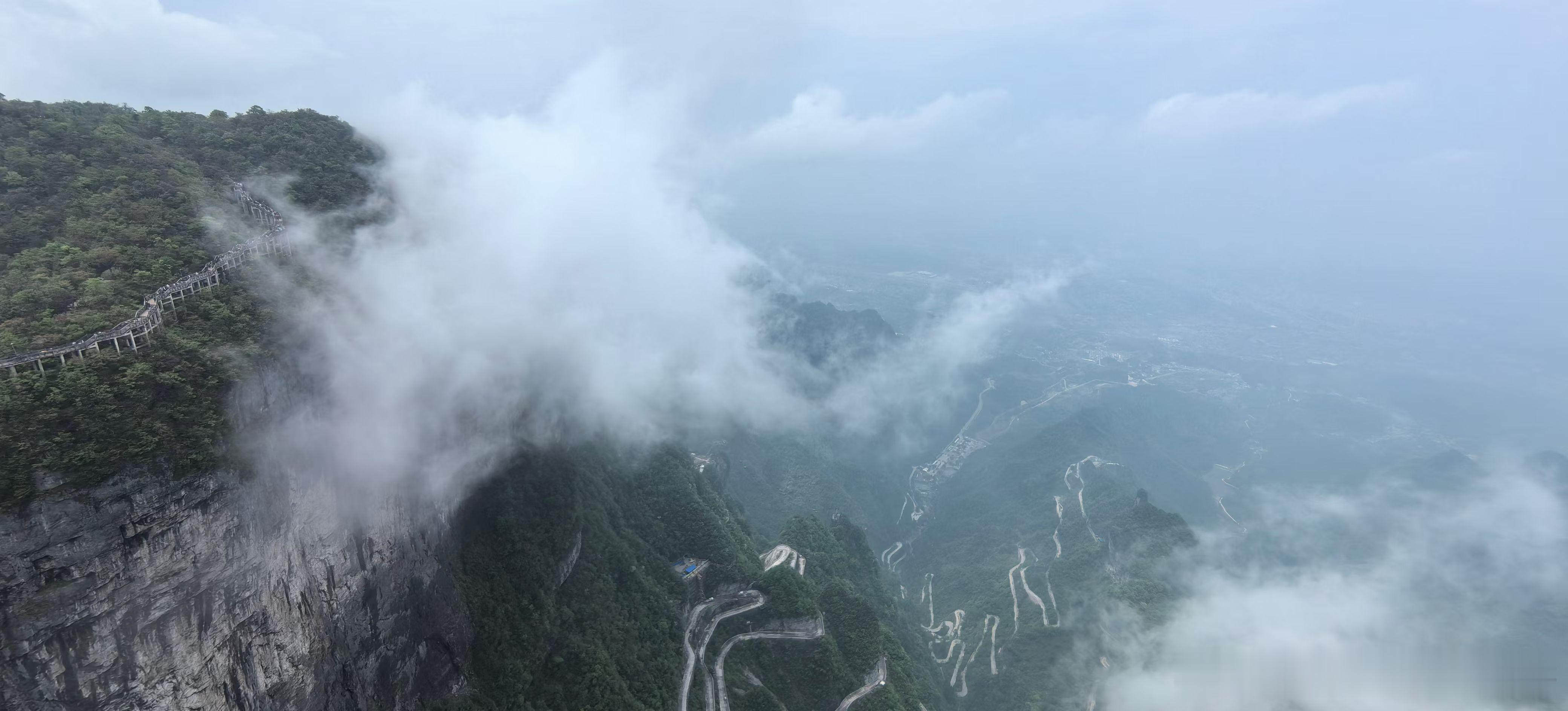 生活手记🌄张家界峰林直插云端，云雾缭绕如仙境～玻璃栈道悬空踏云，天门山索道穿